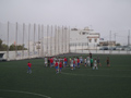 Los jugadores de ambos equipos se saludan al concluir el encuentro.